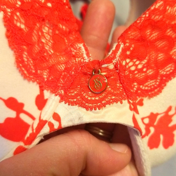 Victorias secret body by Victoria demi lace bra size 32 DD - like new - Picture 2 of 3